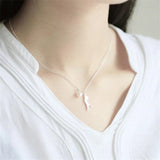 Collar de plata con margaritas y gato trepador