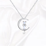 Collar con colgante en forma de media luna y un gato de piedra lunar