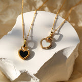 Collar con colgante en negro y blanco corazón en oro