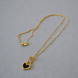 Collar con colgante en negro y blanco corazón en oro