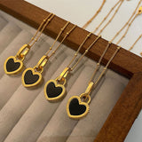 Collar con colgante en negro y blanco corazón en oro