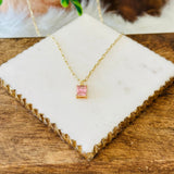 Collar con colgante en forma de esmeralda