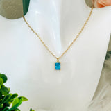 Collar con colgante en forma de esmeralda