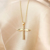Collar con cruz y alas de ángel doradas