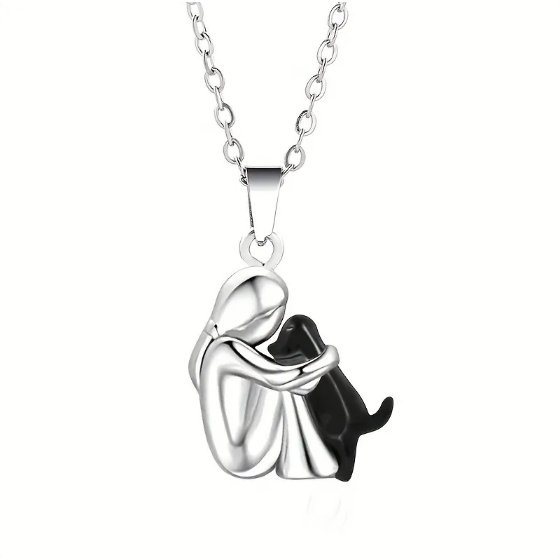 Collar con niña y perro abrazado