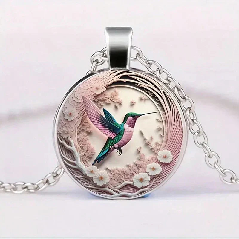 Collar con colgante de metal en forma de golondrina con cúpula de vidrio