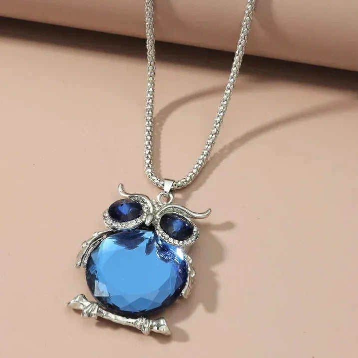 Collar con mariposa de piedra lunar