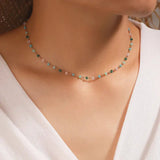 Collar con piedras de colores y doradas