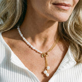 Collar con elegante colgante de perlas