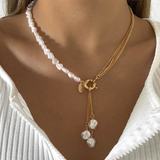 Collar con elegante colgante de perlas