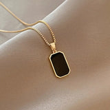 Collar con colgante cuadrado minimalista de titanio negro Elite