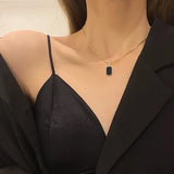 Collar con colgante cuadrado minimalista de titanio negro Elite