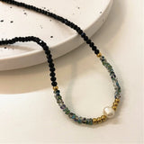 Collar con perlas negras, oro y cuentas