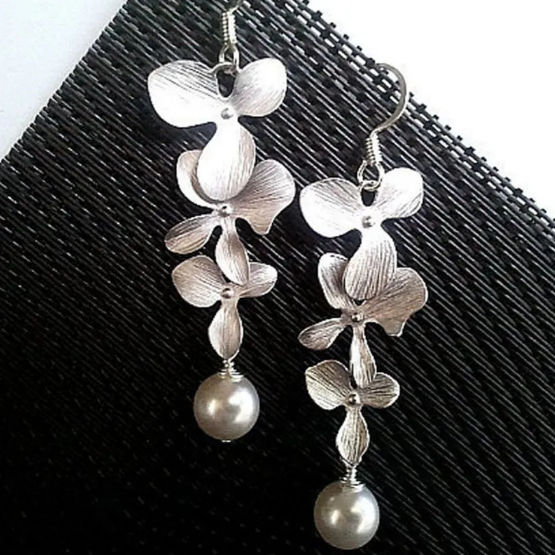 Collar y aretes en forma de flor de plata