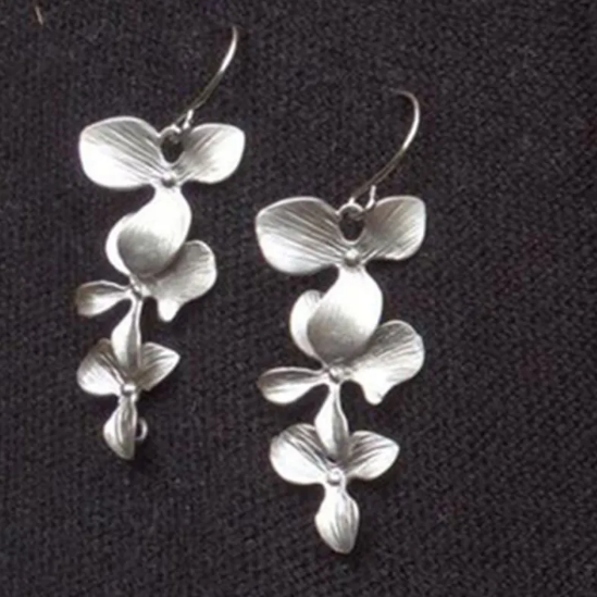 Collar y aretes en forma de flor de plata
