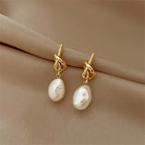 Pendientes colgantes con perlas barrocas en oro