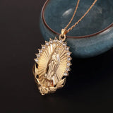 Collar con medalla de la Virgen María