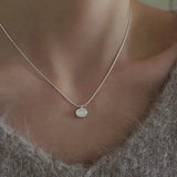 Collar clásico con colgante único en plata