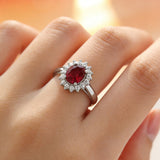 Anillo Clásico con Rubí y Bisel de Oro Blanco