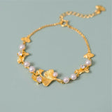 Pulsera dorada clásica con hojas de ginkgo y margaritas