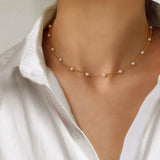Pequeña cadena de perlas en oro
