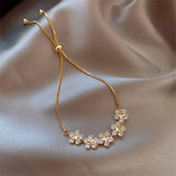 Pulsera de margaritas de cristal en oro