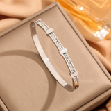 Pulsera Geométrica Abierta con Dos Capas de Circonio