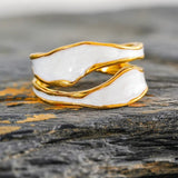 Anillo abierto con patrón de espiral de oro blanco con esmalte