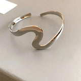 Pulsera ondulada abierta con giro en plata vintage