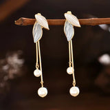 Pendientes en forma de hoja con margaritas