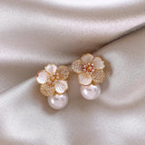 Pendientes con camelia blanca colgante y margarita
