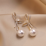 Pendientes de perlas con cinta brillante en oro
