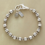 Pulsera retro con cuentas de cubo plateadas
