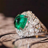 Anillo retro de flores con piedra verde y diamantes