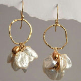 Pendientes Retro-Dorados con Perlas y Flores Colgantes