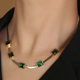 Collar retro con piedra preciosa verde