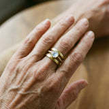 Anillo Retro de Oro con piedras de luna integradas