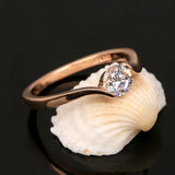 Anillo Retro de Oro Rosa con Solitario y Diamantes Redondos