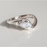 Anillo retro de plata ondulada con circonita