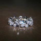 Anillo Retro con diamantes redondos y marcados