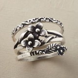 Anillo de plata retro con flores en capas