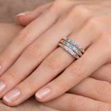 Anillo retro de plata con piedras azules en capas