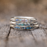 Anillo retro de plata con piedras azules en capas