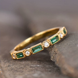 Anillo retro verde con elementos de circonita y oro