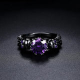 Anillo redondo retro negro con piedra preciosa morada y diseño complejo
