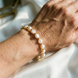 Pulsera retro blanca con perlas y acentos dorados