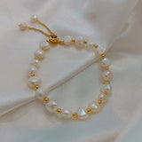 Pulsera retro blanca con perlas y acentos dorados