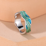 Anillo con esmalte en forma de olas del océano