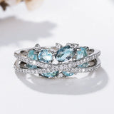 Anillo con cruz de plata y gema azul