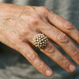 Anillo con adornos de perlas
